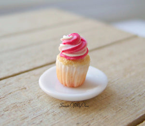 Miniature Strawberry + Vanilla Cupcakes 1:12 Scale - SweetsOfMyOwn