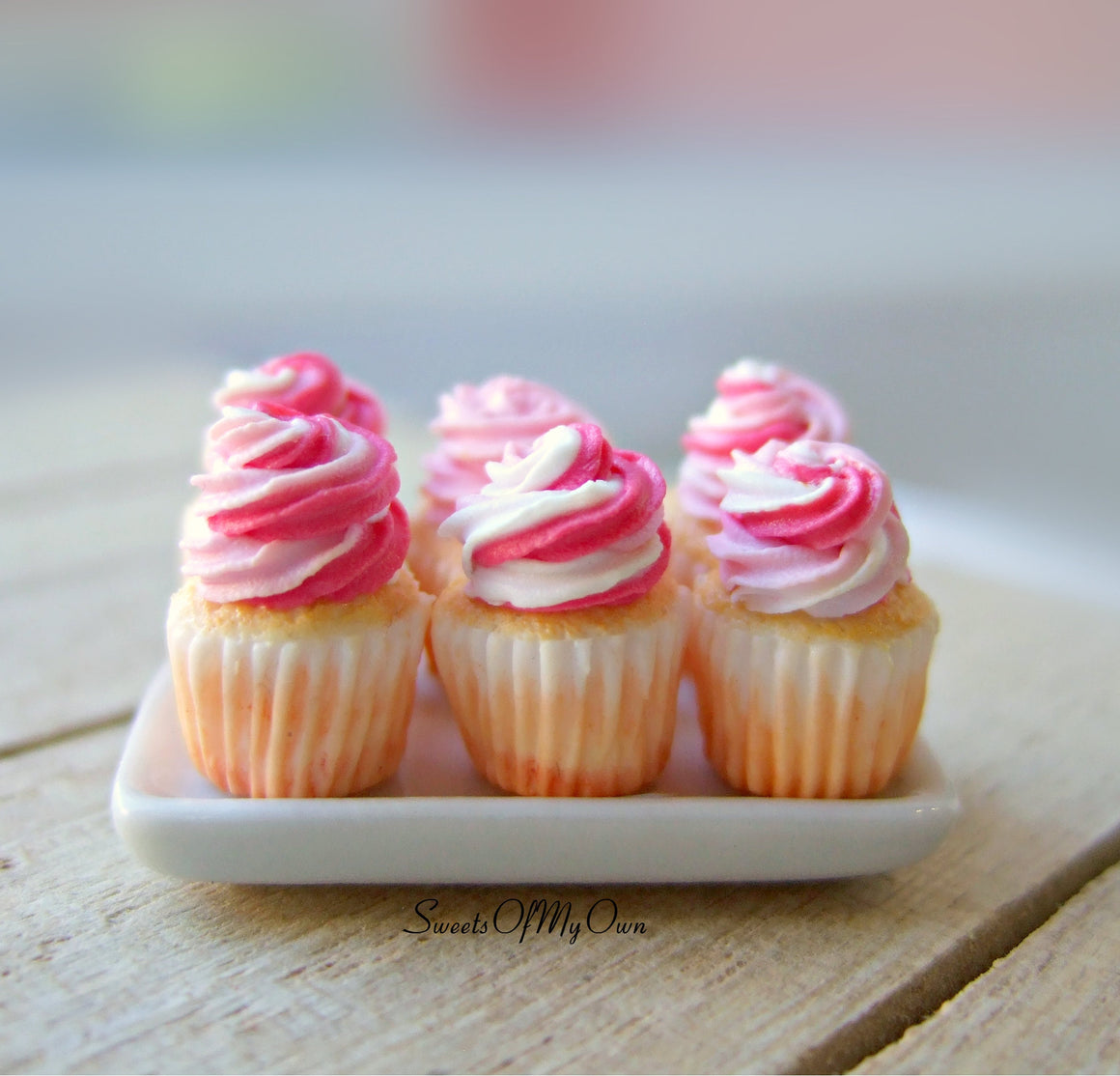 Miniature Strawberry + Vanilla Cupcakes 1:12 Scale - SweetsOfMyOwn