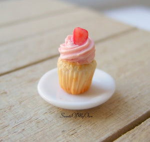 Miniature Strawberry Cupcakes 1:12 Scale - SweetsOfMyOwn