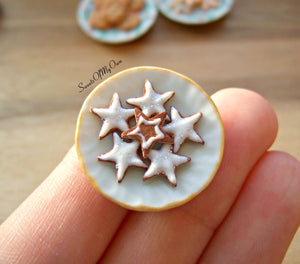 Plate of Miniature Biscuits - Gingerbread Stars 1:12 Scale - SweetsOfMyOwn