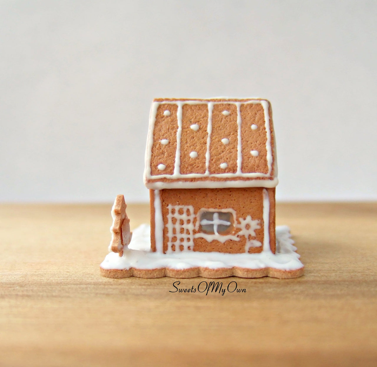 Miniature White Icing Style 3 Gingerbread House 1:12 Scale - SweetsOfMyOwn
