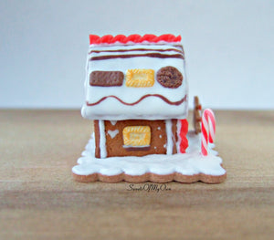 Miniature White Icing with Biscuits Roof Gingerbread House - 1:12 Scale - SweetsOfMyOwn