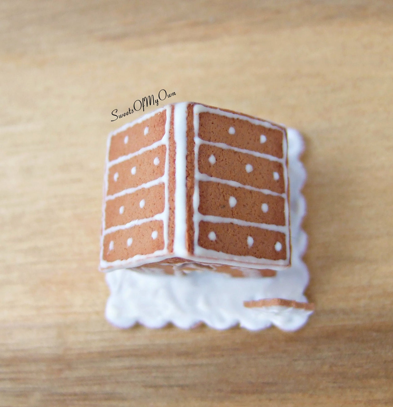 Miniature White Icing Style 3 Gingerbread House 1:12 Scale - SweetsOfMyOwn