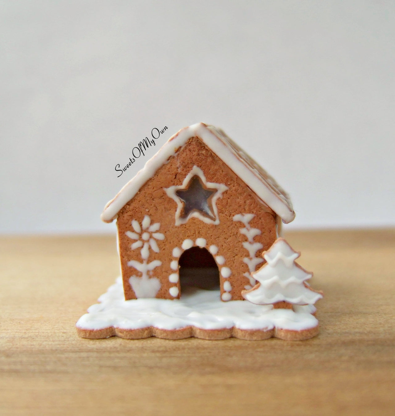 Miniature White Icing Style 3 Gingerbread House 1:12 Scale - SweetsOfMyOwn