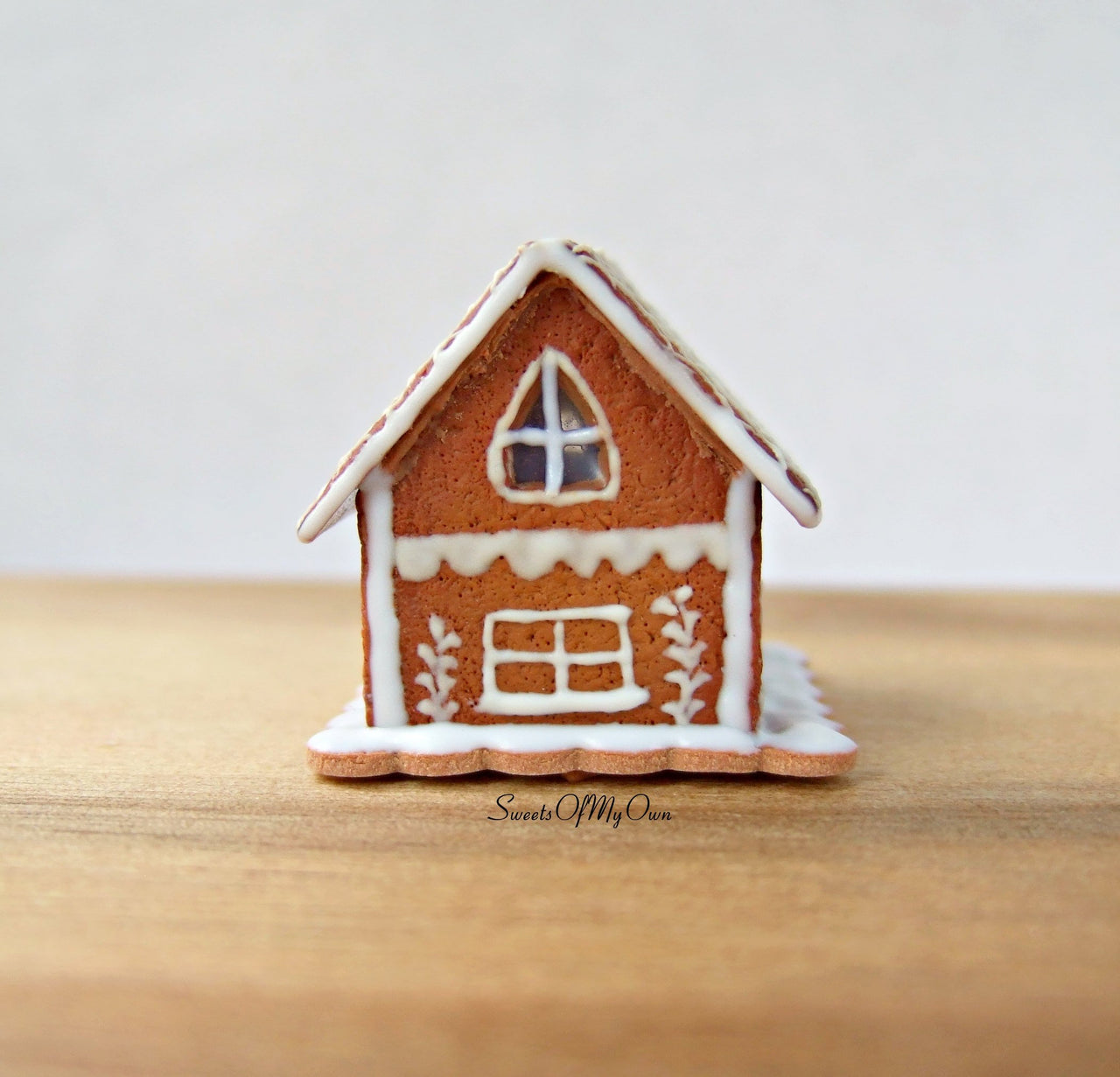 Miniature White Icing Style 1 Gingerbread House 1:12 Scale - SweetsOfMyOwn