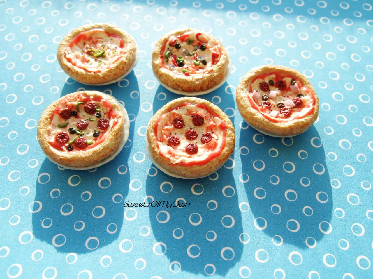 MTO - Miniature Whole Pizza - Dolls House 1:12 Scale Food - SweetsOfMyOwn